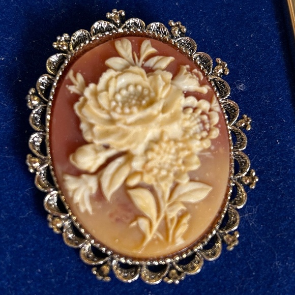 Vintage Rose Cameo Brooch by Gerry’s Jewelry Company - Picture 2 of 10